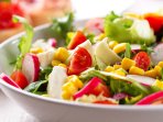 Салат з редискою, моцарелою та кукурудзою
