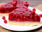 Торт с шоколадом и желе из смородины без выпечки