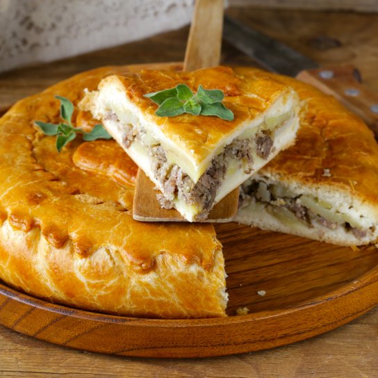 Мясной пирог с томатами